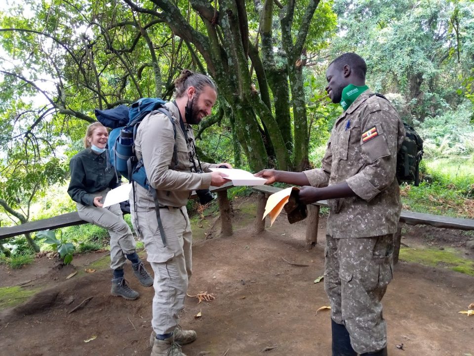 chimpanzee-tracking-in-uganda