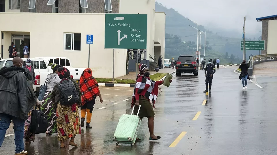 crossing-rwanda-to-ugandas-bwindi-gorillas